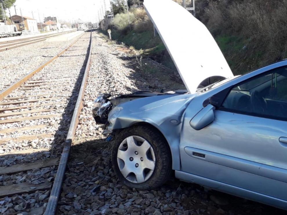 Una imagen del vehículo accidentado en Ricla, en el que viajaba un matrimonio.