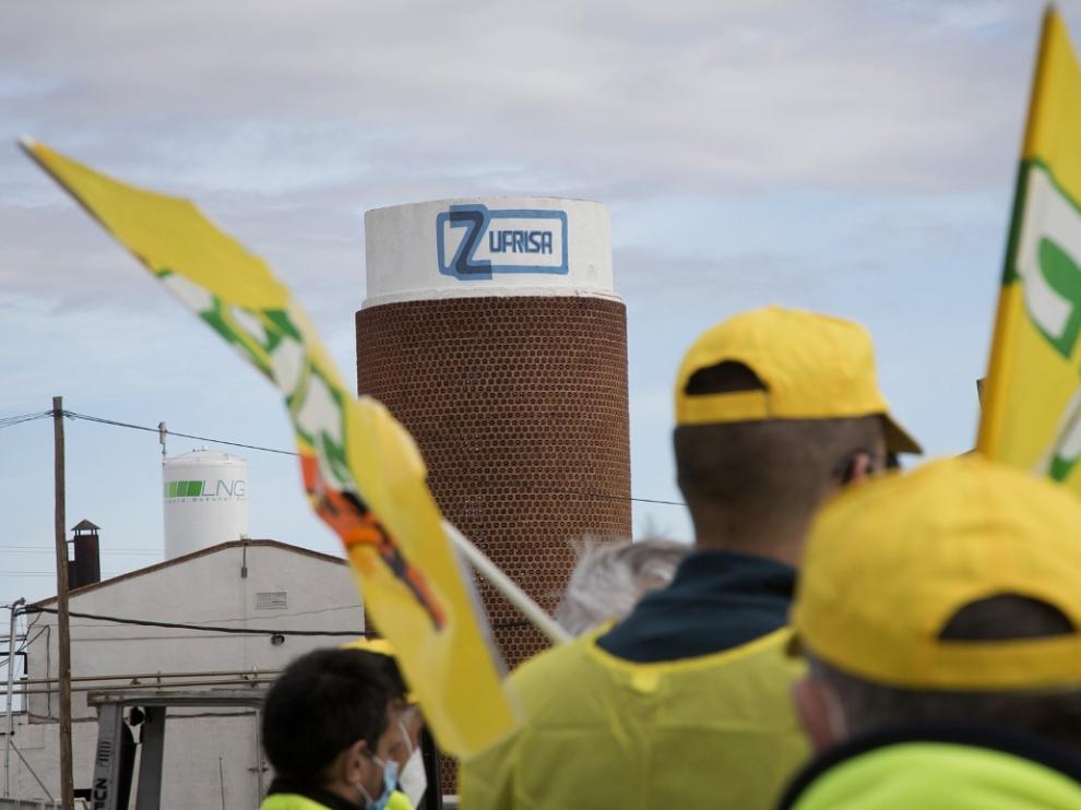 Trabajadores de Zufrisa y agricultores en una protesta ante la sede de Zufrisa.