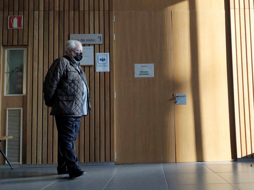 El acusado, Pablo Q. L., junto a la entrada a la sala.
