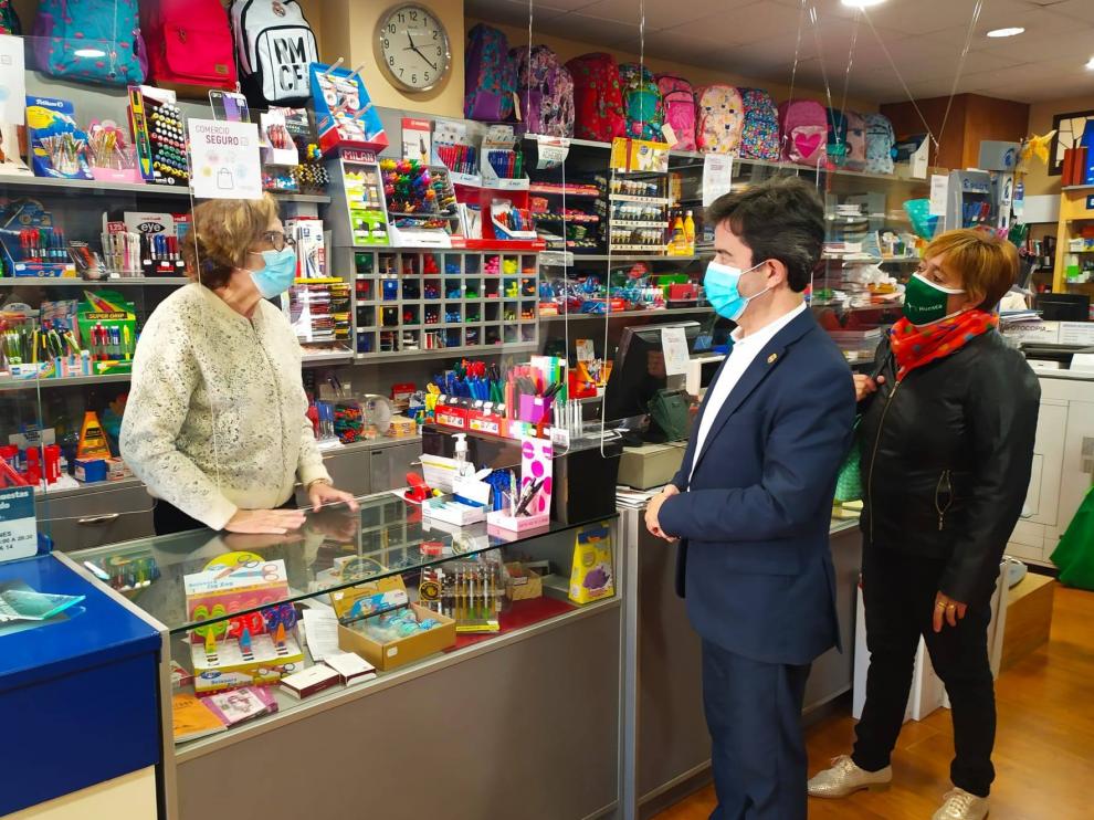 El alcalde de Huesca, Luis Felipe, visita uno de los comercios acogidos a la campaña de bonos descuento.