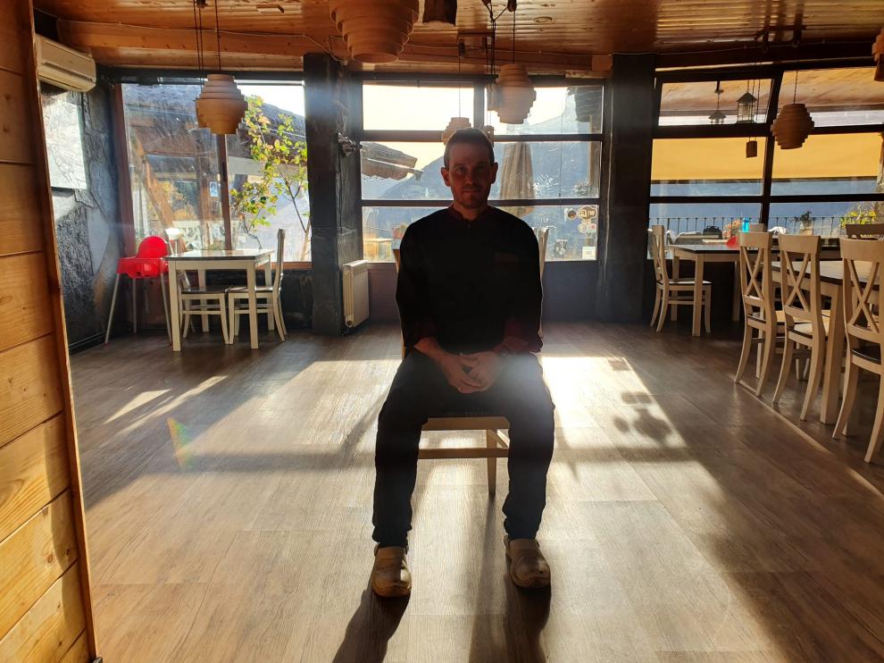 Jorge Rabal, en el salón de su restaurante El Balcón del Pirineo vacío.