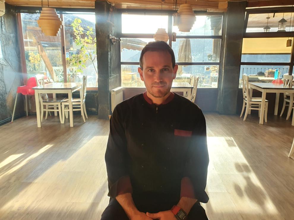 Jorge Rabal, en su restaurante El Balcón del Pirineo vacío.