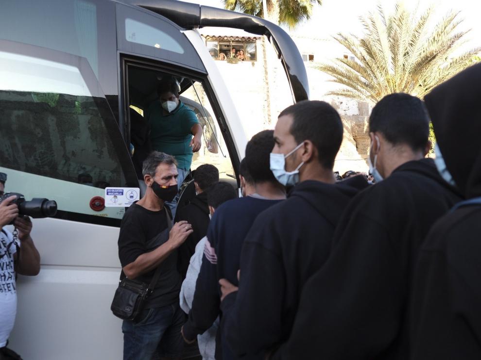 Más de 200 inmigrantes salen del campamento de Arguineguín (Gran Canaria)