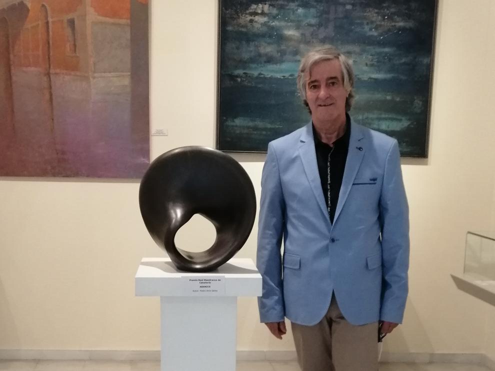Pedro Anía, junto a su escultura durante la entrega de premios