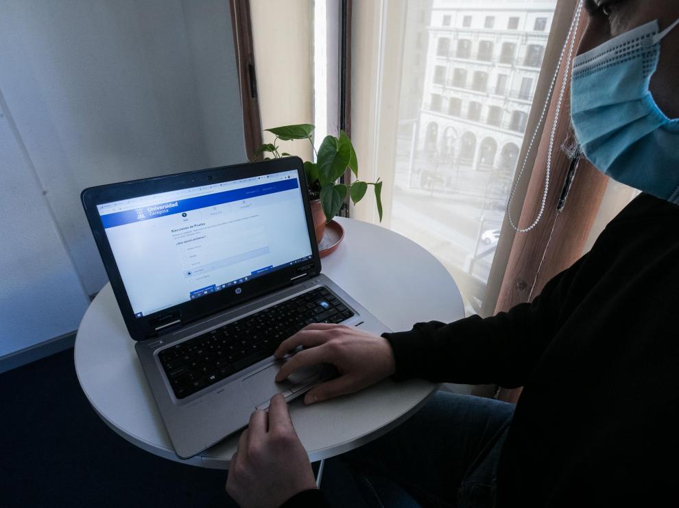Un joven vota electrónicamente en la prueba de la Universidad de Zaragoza.