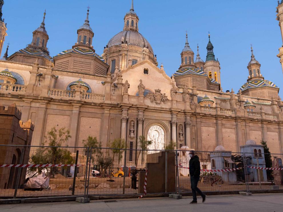 El montaje del Belén, uno de los pocos elementos que se mantendrá estas navidades, ayer