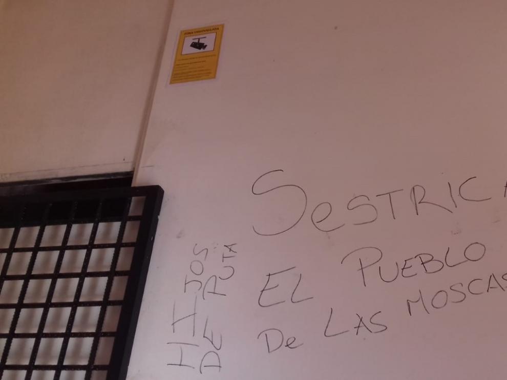 Estas son las pintadas que aparecieron hace dos semanas en el refugio de Sestrica