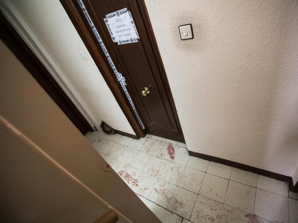 La puerta del domicilio en el que se produjo la discusión y posterior apuñalamiento estaba ayer precintada y con un aviso del Grupo de Homicidios de la Policía Nacional, que se hizo cargo de la investigación.