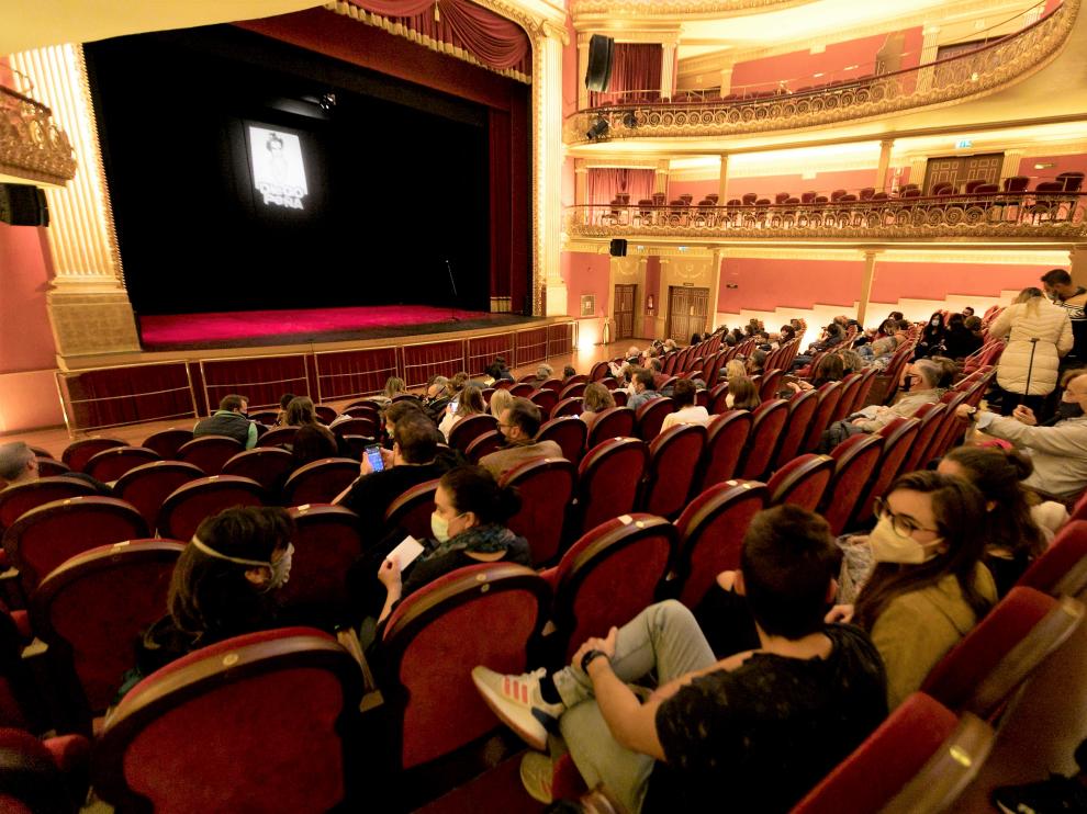 Asistentes al espectáculo de Diego Peña este viernes en el Teatro Olimpia.