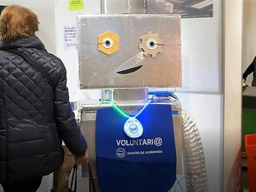 El robot Vinci agradece las donaciones a la campaña del Banco de Alimentos en el supermercado Alto Aragón de la plaza San Antonio.