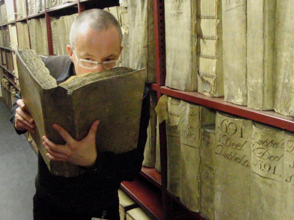 Odeuropa es la primera iniciativa europea que utiliza inteligencia artificial para investigar el olor como patrimonio cultural. Matija Strlic, profesor de Ciencias del Patrimonio del University College London, oliendo un libro antiguo en los Archivos Nacionales de los Países Bajos.