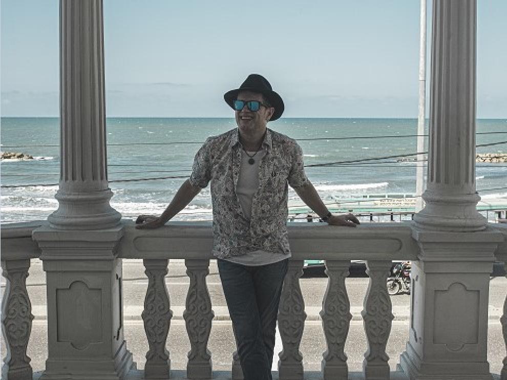 El músico zaragozano Santiago Auserón regresa a la actualidad con un nuevo disco.