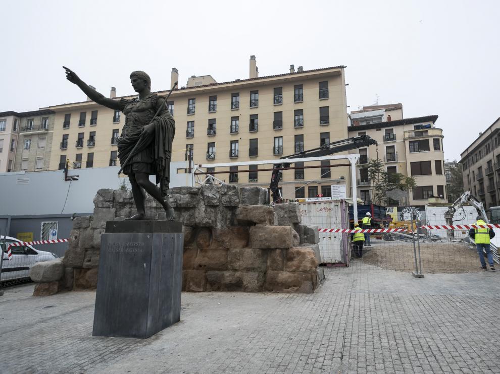 Las Murallas Romanas, con el mercado provisional al fondo.
