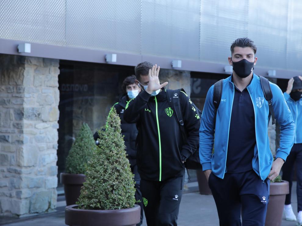 Rafa Mir, tras bajarse del autobús en el que la SD Huesca ha viajado a Pamplona.