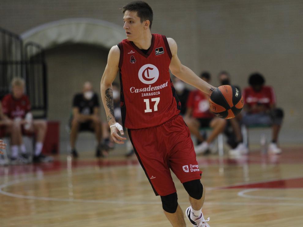 Vit Krejci, recién seleccionado en el Draft de la NBA, dirige el juego durante un partido del Casademont.