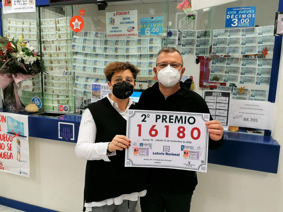Ana María Latas y su marido, Javier Merino, con el número agraciado en el sorteo de la Lotería Nacional de este sábado.