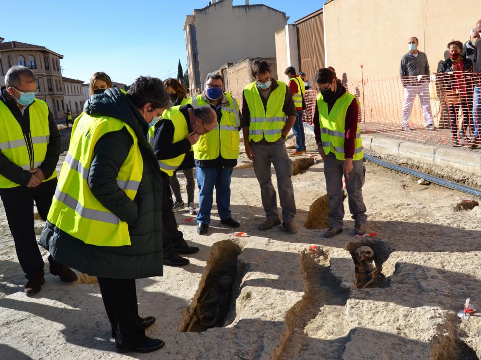 El presidente aragonés, Javier Lambán, visitó ayer la necrópolis musulmana de Tauste. Tuvo dos guías de excepción: por un lado, la taustana y directora general de Patrimonio, Marisancho Menjón, buena conocedora de los trabajos que comenzaron hace 10 años, y por el otro, el alcalde, Miguel Ángel Francés.
