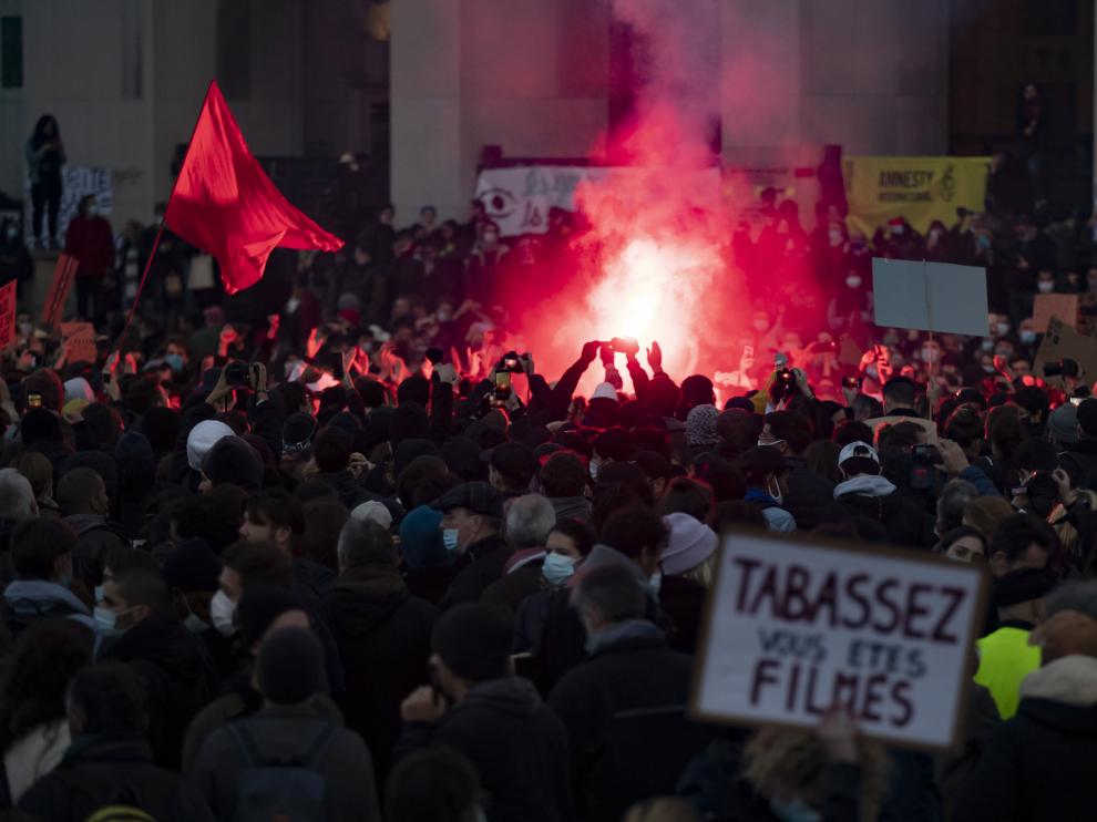 Paris (France), 21/11/2020.- Protesters gather on Place du Trocadero near the Eiffel Tower to demonstrate against the newly passed controversial global security law, in Paris, France, 21 November 2020. The global security legislation passed by the French Parliament aims to ban the distribution of photos in which police officers and gendarmes can be identified in a way which is harmful to their image. Protesters gathered near the Eiffel Tower, including journalist unions, as well as members of the Gilet Jaune (Yellow Vests) to mark the second year anniversary of the start of their movement. (Protestas, Francia) EFE/EPA/IAN LANGSDON Protest against the newly voted global security law in Paris