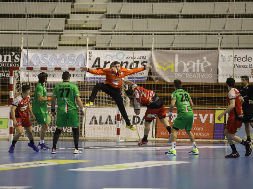 Montoya, jugador del Bada Huesca, realiza un lanzamiento durante el partido ante el Puerto Sagunto.