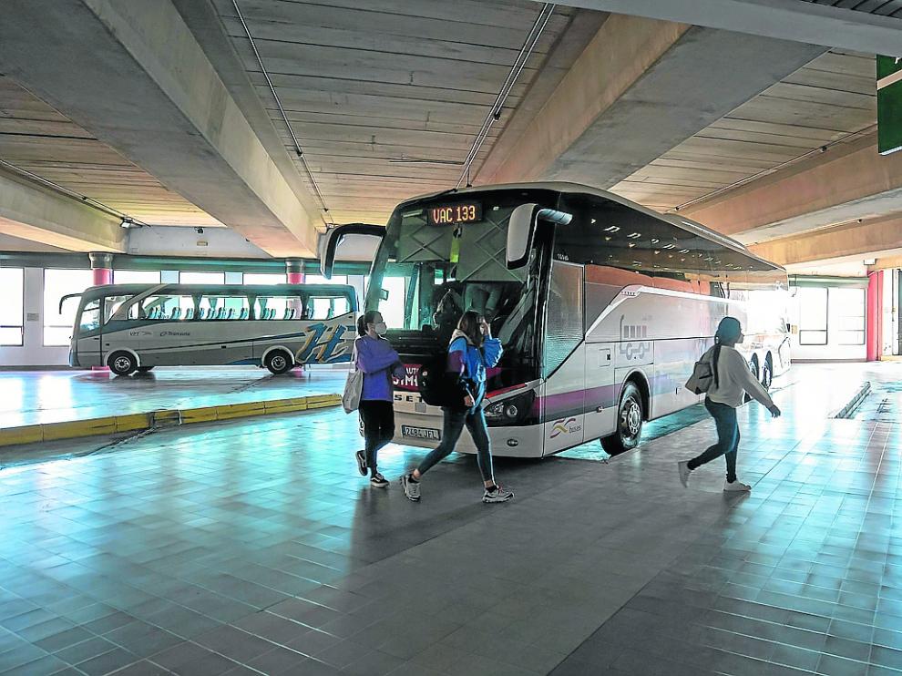 Unos pocos viajeros se apean en Teruel de un autobús procedente de Zaragoza.