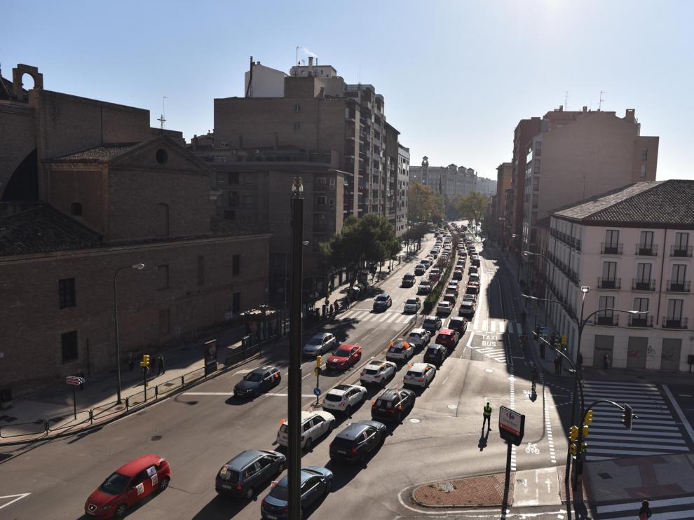 Multitudinaria protesta en coche de la enseñanza concertada en Zaragoza
