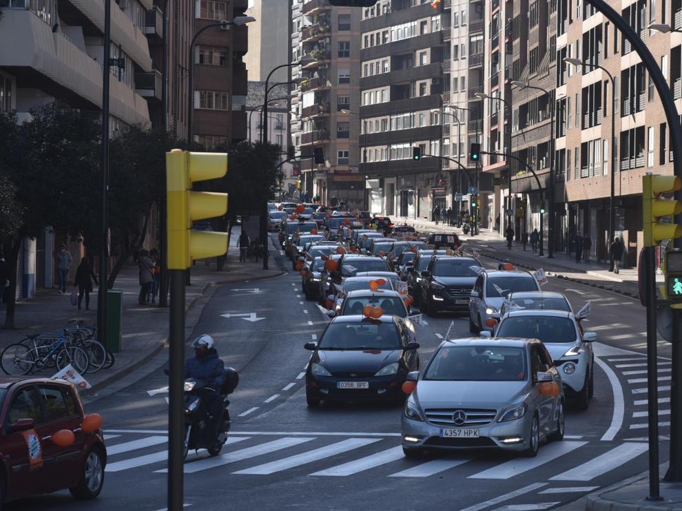 Multitudinaria protesta en coche de la enseñanza concertada en Zaragoza