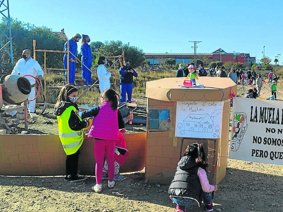 Protesta llevada a cabo por familias de La Muela en uno de los solares en los que se ha planteado construir el nuevo colegio.