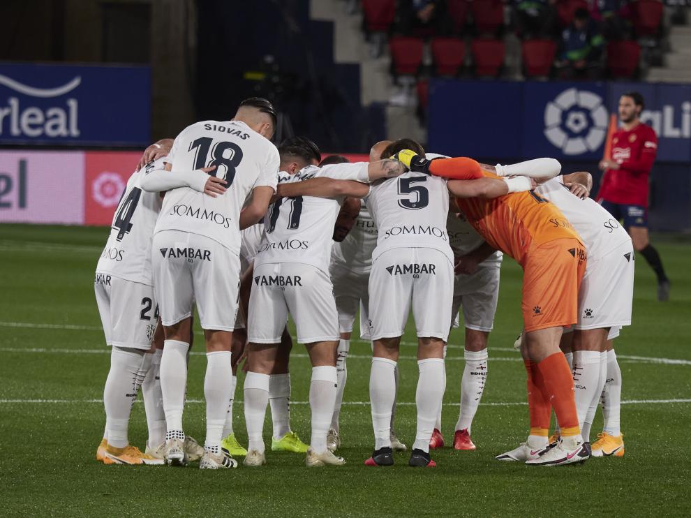 Los jugadores de la SD Huesca, reunidos durante el partido ante Osasuna.