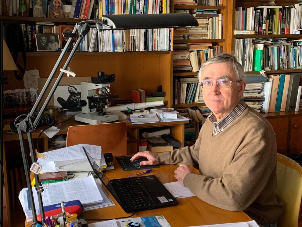 Elías Campo, el patólogo aragonés, en su domicilio de Barcelona donde la pandemia le ha llevado muchos días al teletrabajo.