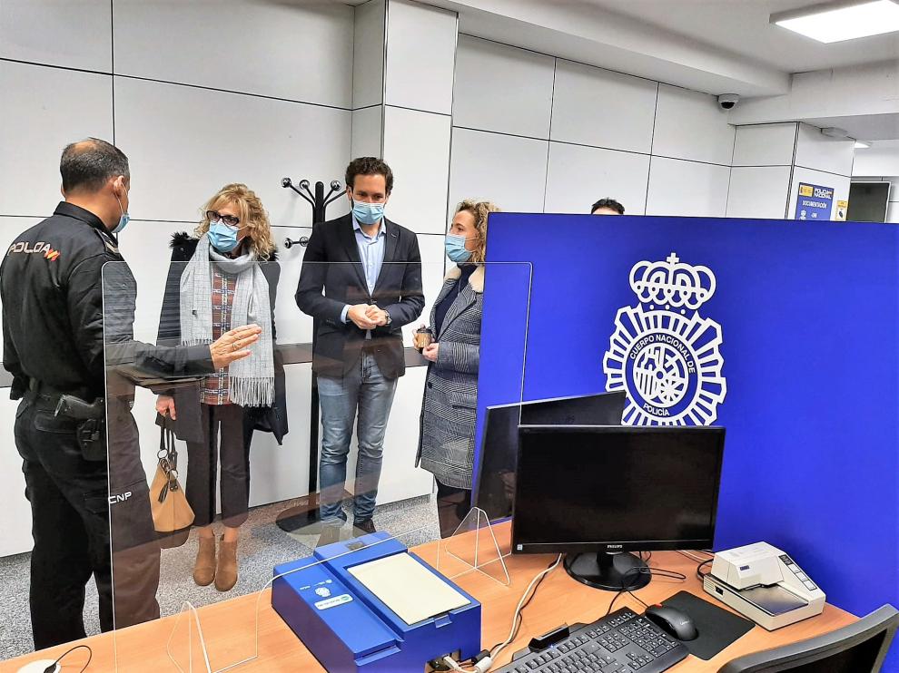 La subdelegada del Gobierno en Huesca y el alcalde de monzón conversan con uno de los funcionarios que trabajan en la nueva oficina