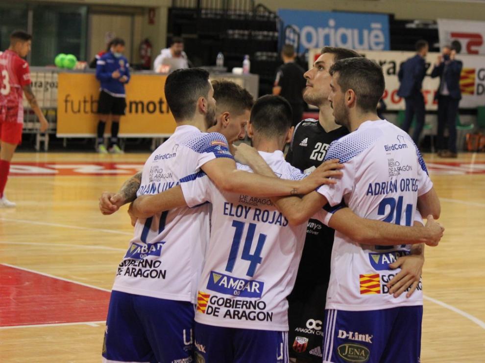 Los jugadores del Fútbol Emotion celebran uno de los goles anotados contra El Pozo esta temporada. fútbol emotion