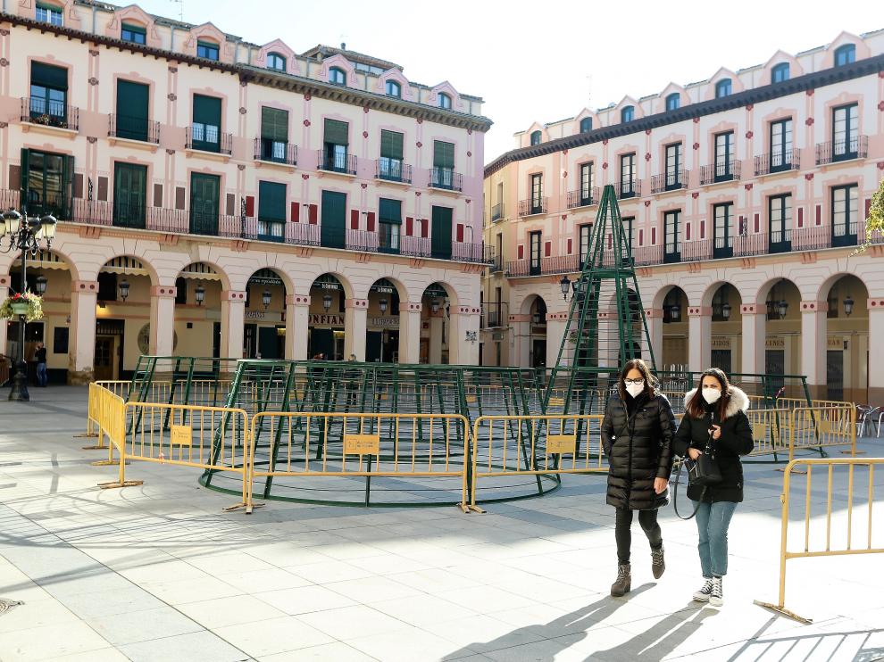 El árbol de Navidad ya ha empezado a colocarse en la plaza López Allué.