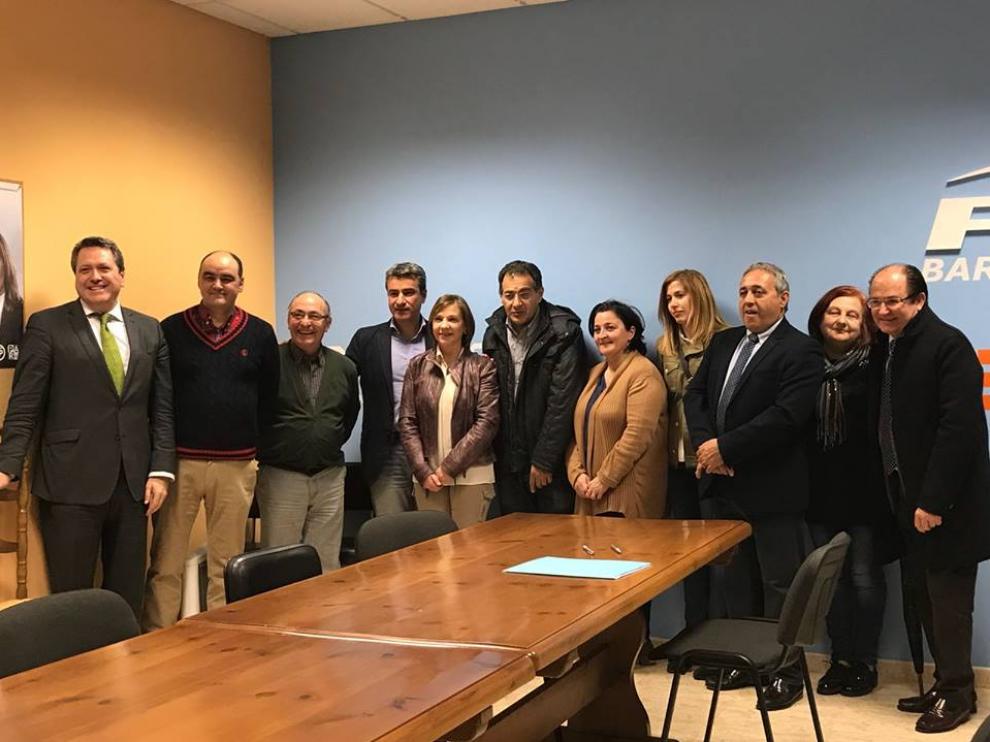 El expresidente provincial del PP, José Antonio Lagüéns, con algunos miembros de la junta local que han dimitido.