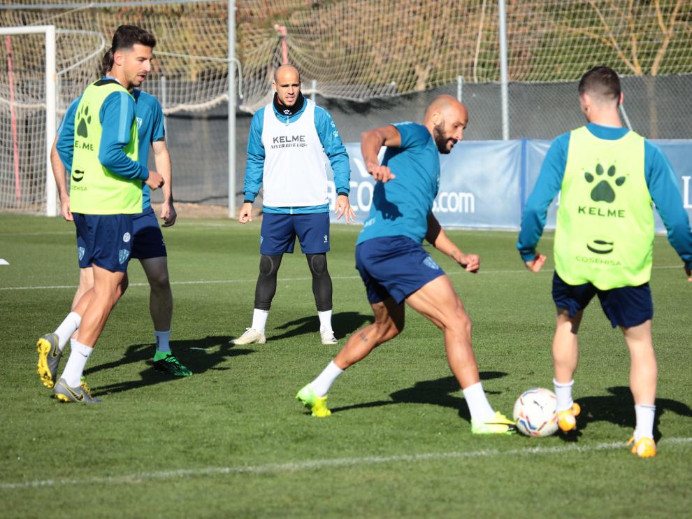 Mikel Rico trata de robar el balón en el entrenamiento de este martes.