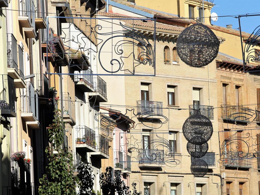 Iluminación y decoración navideña en el centro de Huesca.