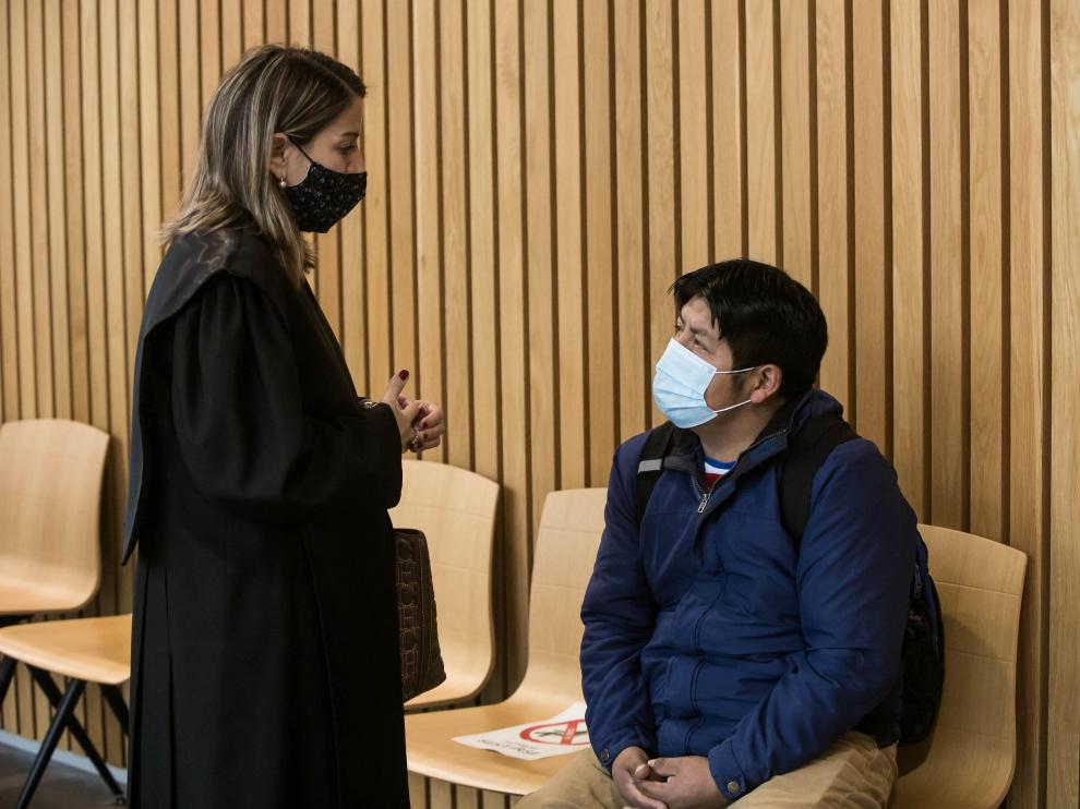 La abogada defensora Olga Oseira junto al acusado antes de empezar el juicio en la Audiencia.