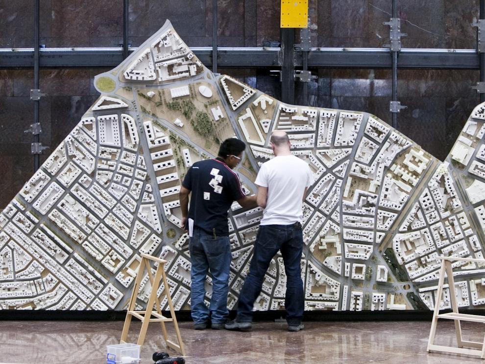 Montaje de la gran maqueta de Zaragoza en el vestíbulo del Ayuntamiento.