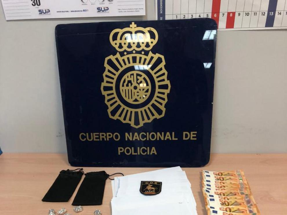Parte del material incautado por la Policía tras detener a un traficante