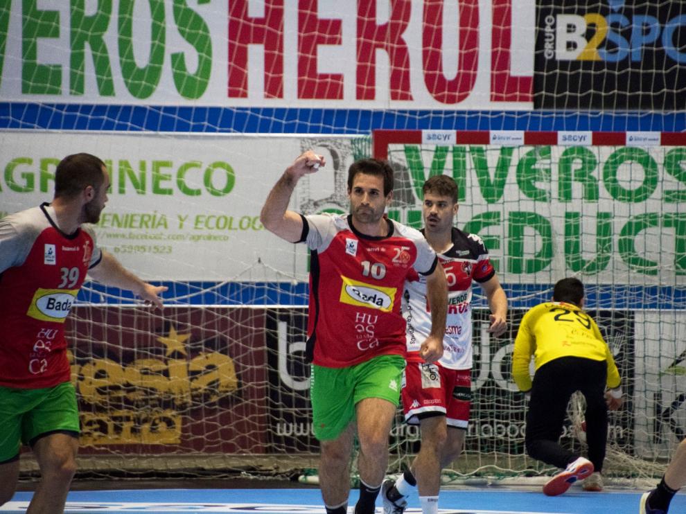 Adriá Pérez, del Bada Huesca, celebra uno de sus goles ante el Nava.