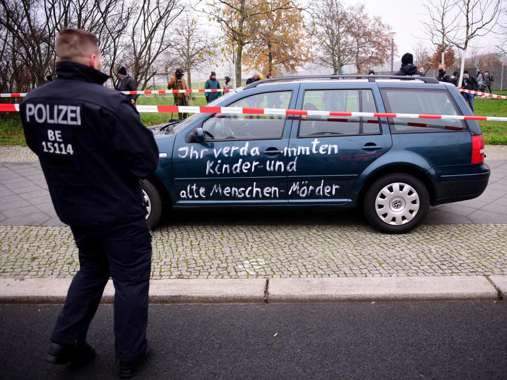 Un coche se estrella contra la oficina de la canciller alemana, Angela Merkel