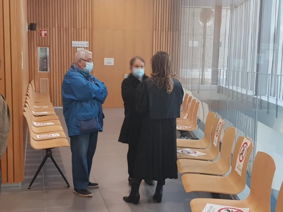 El acusado, junto a una de las testigos y su letrada.