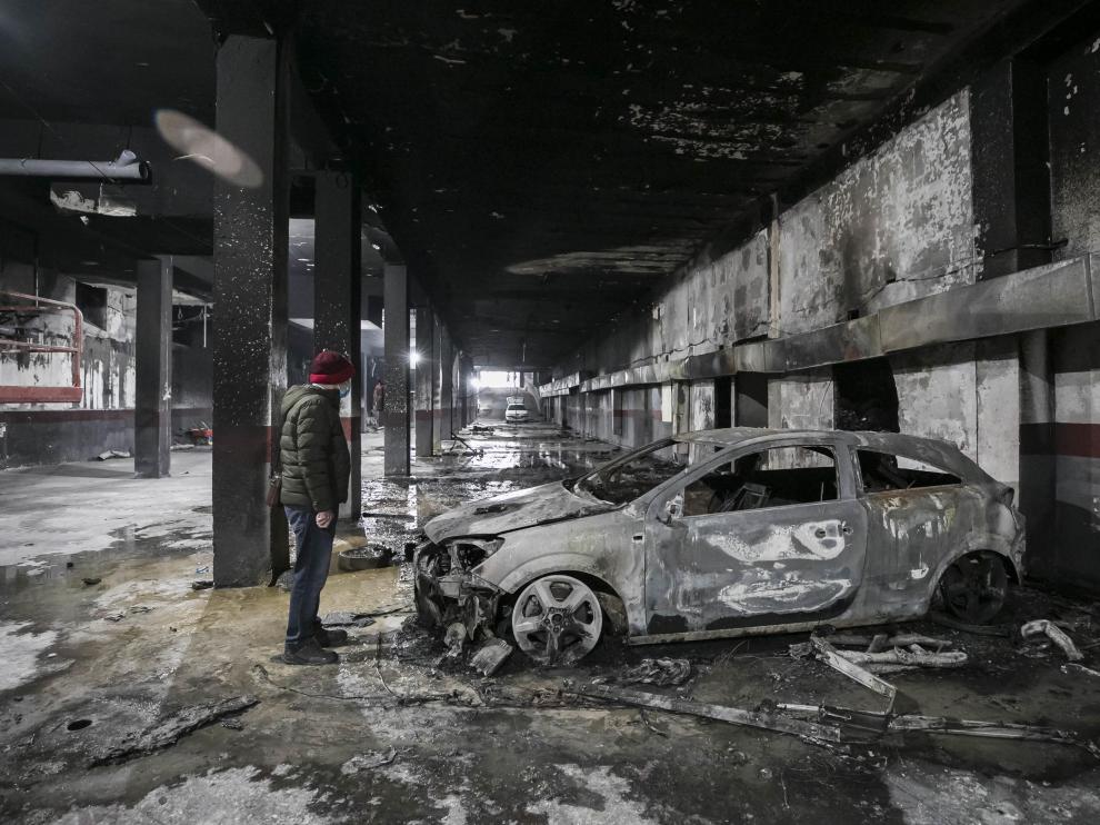 Estado del garaje, donde un incendio calcinó varios vehículos y destrozó las tuberías.