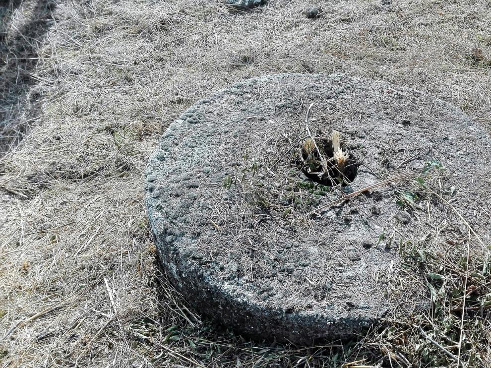 Imagen de la muela del molino de aceite hallado en la Cartuja de Las Fuentes.