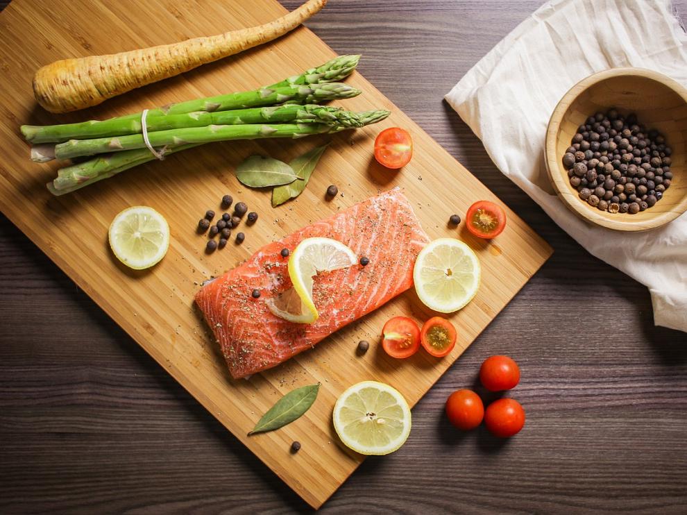 Las verduras y el pescado son fuente de vitaminas y minerales.