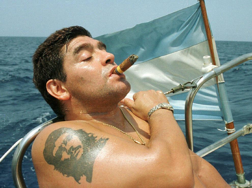 Maradona, fumando un puro en un barco en aguas de La Habana, tras finalizar un programa de rehabilitación por su adicción a la cocaína.