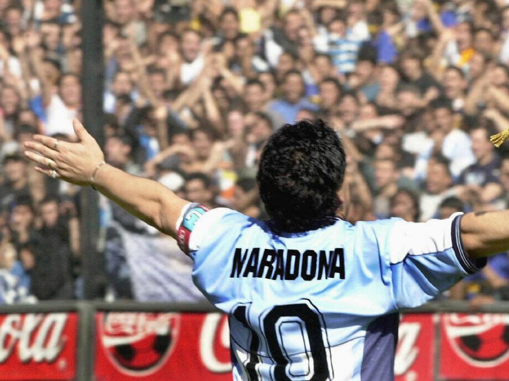 Maradona jalea a la afición en un partido del Boca Juniors en el estadio de La Bombonera, en Buenos Aires, el 10 de noviembre de 2001.
