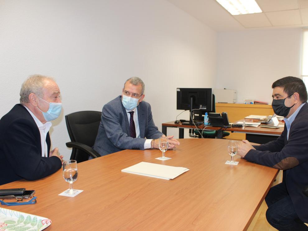 Miguel Gracia, a la izquierda, reunido con Boya y Reyes.