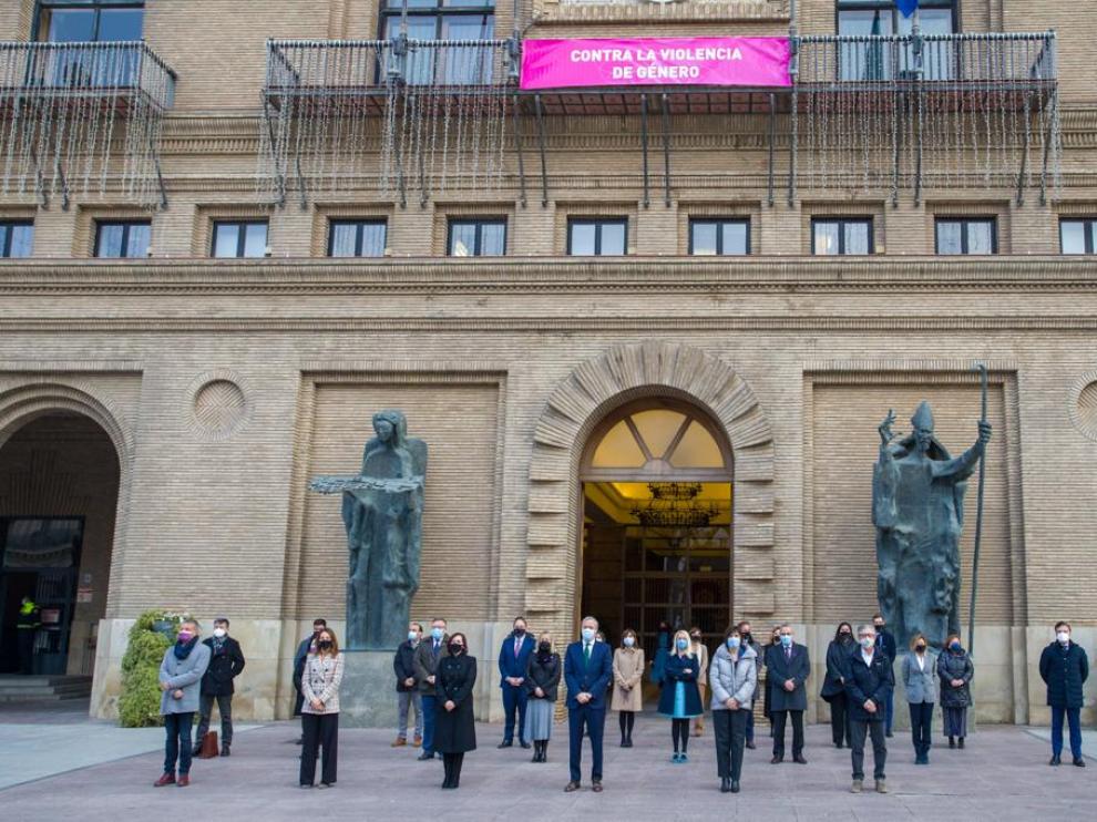 Minuto de silencio contra la violencia machista en Zaragoza, con Vox a un lado.