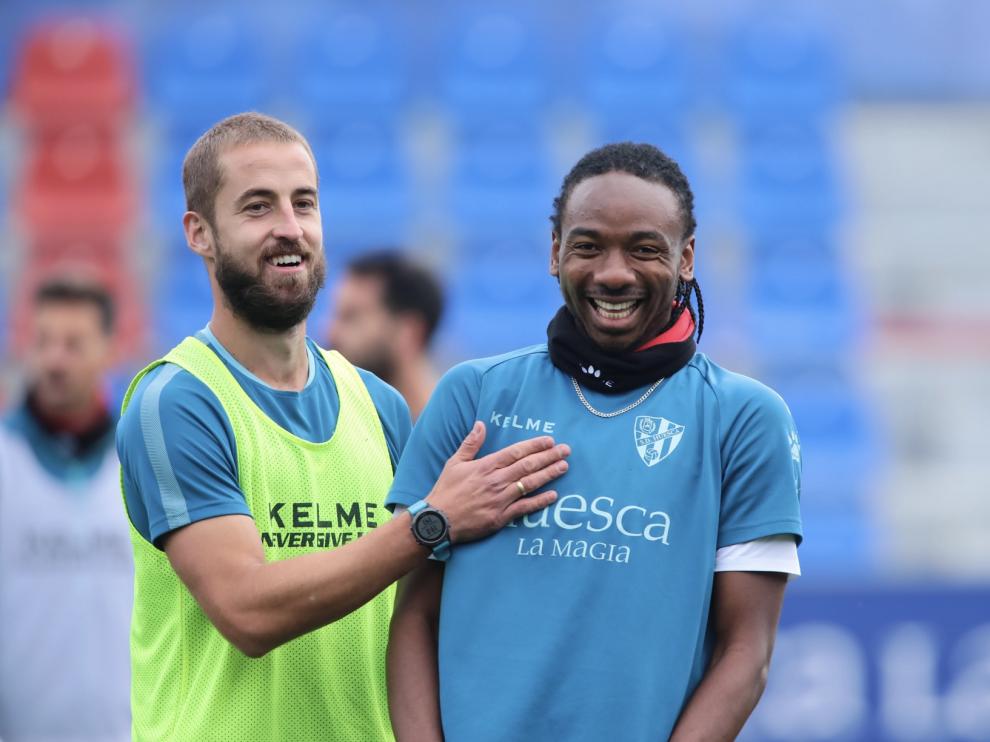 Pulido y Nwakali, sonrientes en el entrenamiento de este miércoles en El Alcoraz.