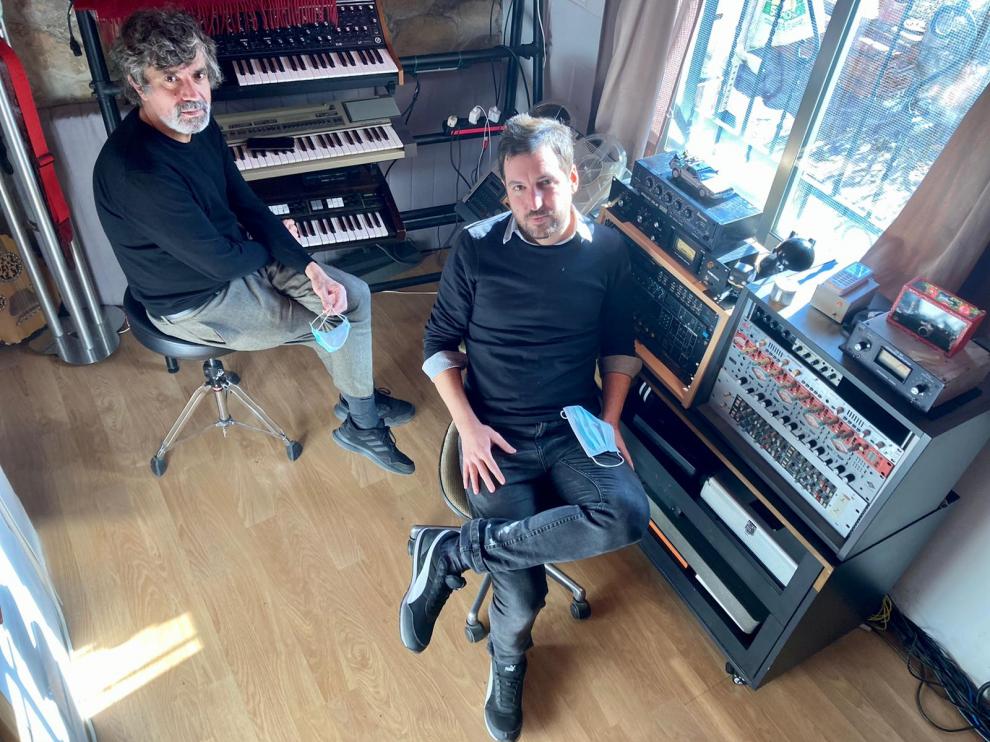 Sergio Vinadé y Sebas Puente en los estudios El Cariño, en Mozota.